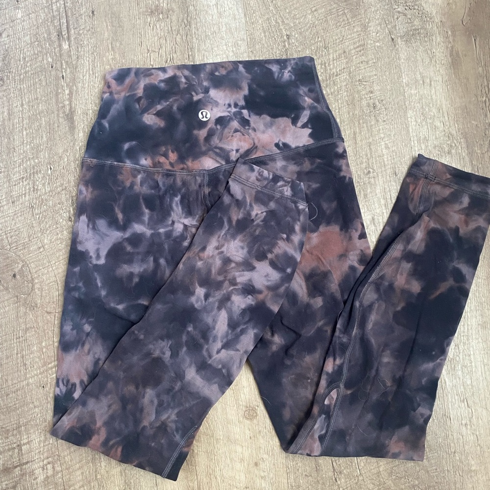Lululemon Aligns, size 4, 25 inch